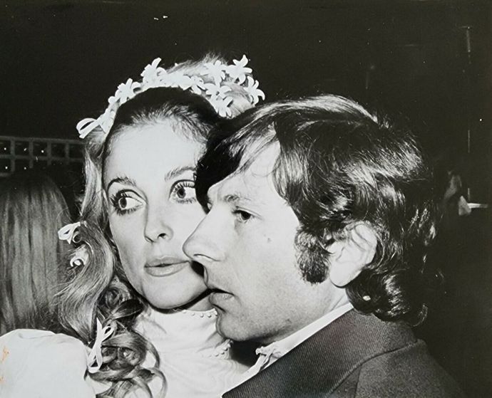 Brutální vražda Sharon Tate a několika jejích přátel patří mezi nejvíce šokující události Hollywoodu. Poskoci šíleného Charlese Mansona jí zasadili celkem osmadvacet bodných ran. Propíchnuté orgány poté zaplnily krví hrudní dutinu.