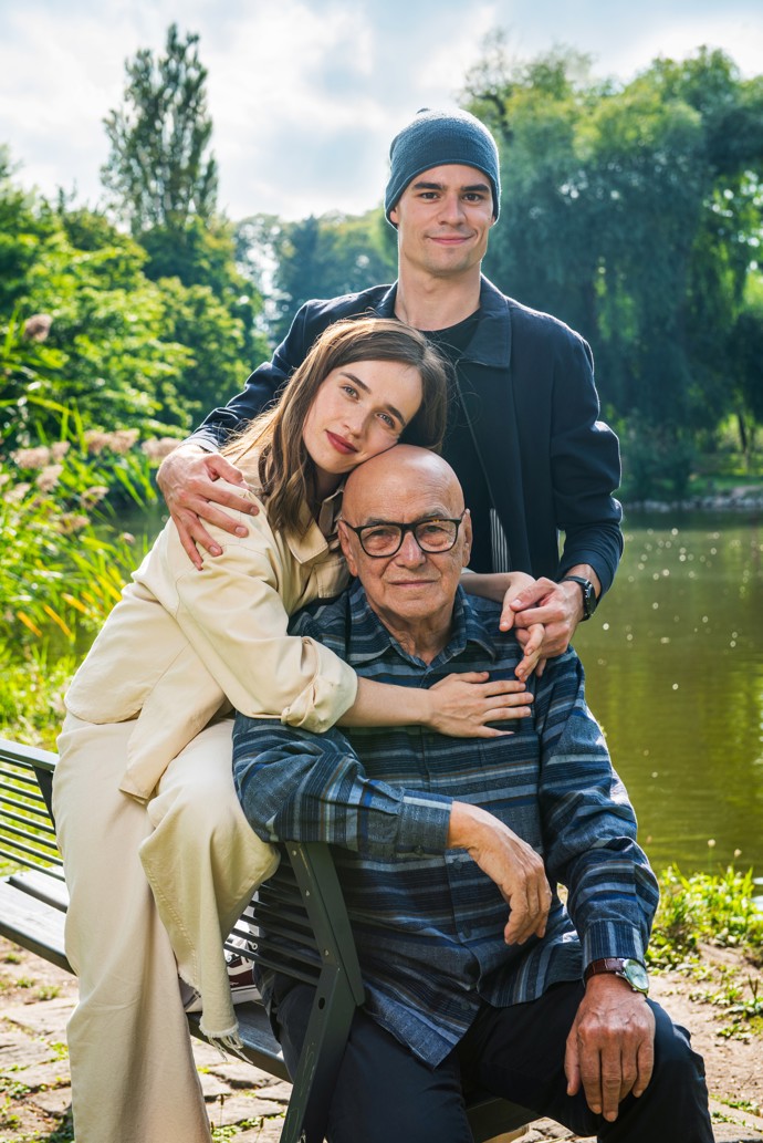 Alžběta Malá hraje v seriálu vnučku Jiřího Bartošky.