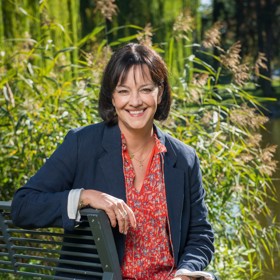 Tereza Brodská organizuje pietní obřad.