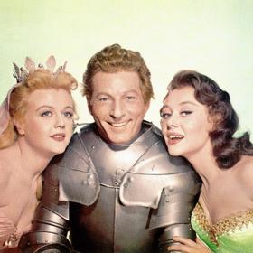 Glynis Johns (vpravo) ve filmu Dvorní šašek.