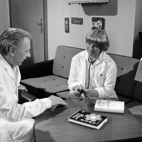 Herečka Jana Prachařová, prababička Alžběty Malé, v seriálu Nemocnice na kraji města.