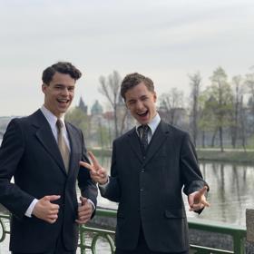 Herec Březina a Oskar Hes.