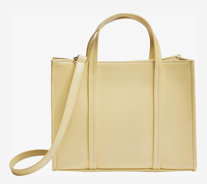 Tote bag v jednoduchém designu a pastelovém tónu. (Pull & Bear, 599 Kč)