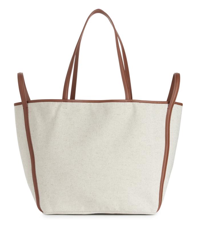 Plátno a detaily z kůže. Další nápadný stylový prvek, který je stále in. (Arket, 2 975 Kč)