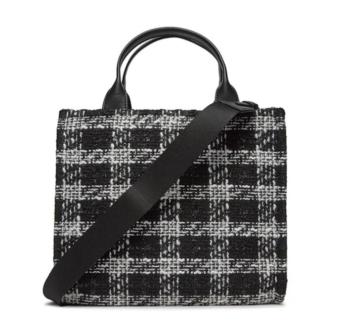 Hranatý tvar a výrazná ucha, to je i kabelka DKNY, stojí 2 790 Kč.