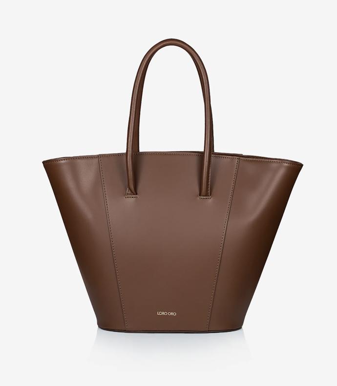 Oblíbený tvar se propisuje i do dalších kolekcí. Tato kabelka je od značky Loro Oro a stojí 4 060 Kč.