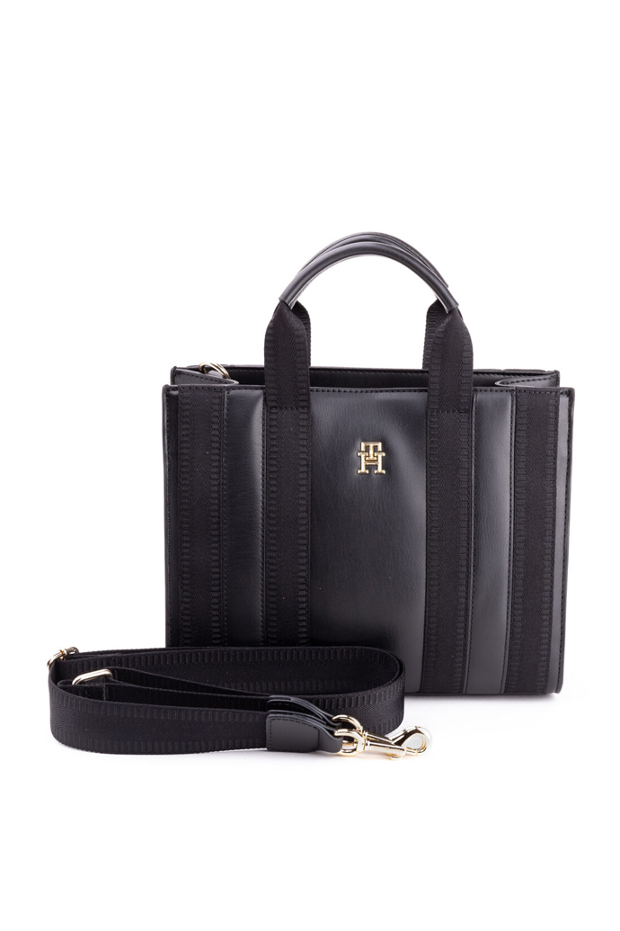 A módní rozměry i typ nepřehlíží ani u značky Tommy Hilfiger. (3 290 Kč)