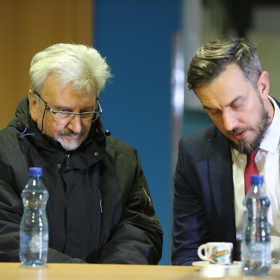 Novinářům se snažil vyhýbat pohledem. 