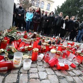 Pietní akce, při které studenti symbolicky přenesli oheň z Ovocného trhu od rektorátu UK na náměstí Jana Palacha, se konal ve čtvrtek odpoledne. 