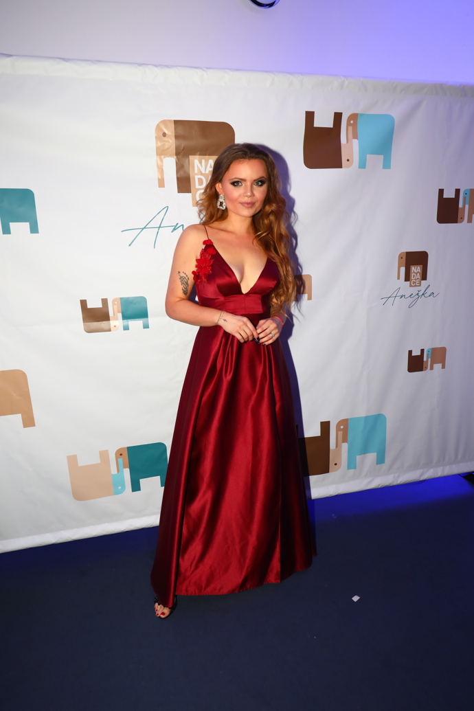 Zpěvačka Veronika Stýblová má delší vlasy, než jsme u ní zvyklí, a také viditelně ztmavila jejich barvu.