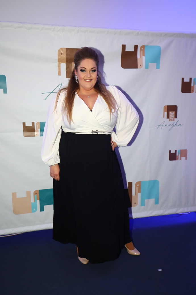 Zpěvačka Pavlína Ďuriačová vystoupila v šatech s dlouhou černou sukní a bílým topem suplujícím bílou košili.