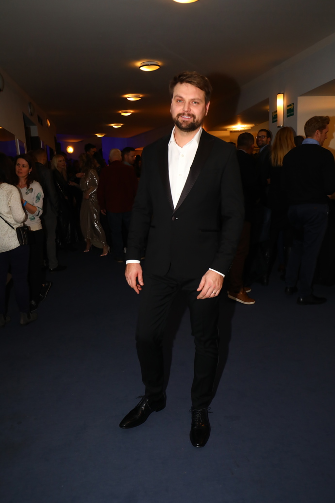 Zpěvák Josef Vágner vsadil na klasický černý oblek a bílou košili.