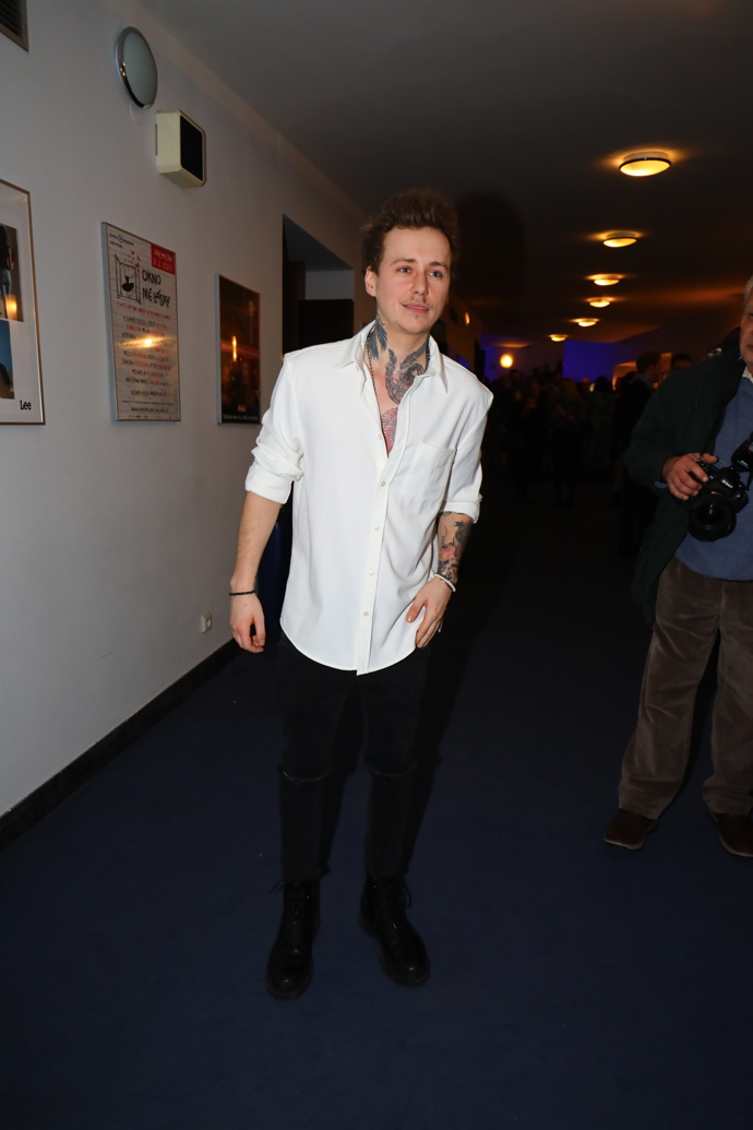 Zpěvák Vojtěch Drahokoupil si vystačil pouze s bílou košilí, ve které vynikla jeho tetování.