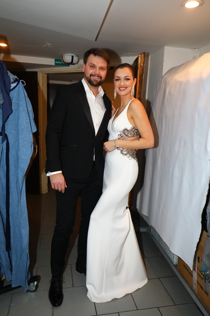 Zpěvačka Jitka Boho pózuje se zpěvákem Josefem Vágnerem. Jitka Boho oblékla bílou róbu s průstřihem a krajkou v oblasti bříška.