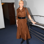 Kozačky vynesla Helena Vondráčková také na charitativní koncert Nadace Anežka a doplnila je dlouhými hnědými šaty s širokým páskem.