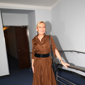 Kozačky vynesla Helena Vondráčková také na charitativní koncert Nadace Anežka a doplnila je dlouhými hnědými šaty s širokým páskem.