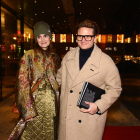 Manželé Ondřej a Daniela Brzobohatí, jak je můžeme vidět v zimních ulicích Prahy.