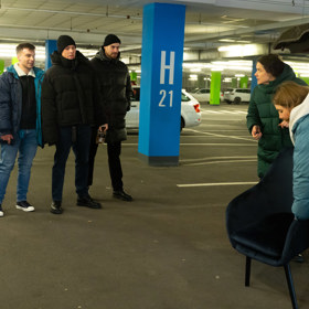 Adam Sedro prožil v seriálu autonehodu. 