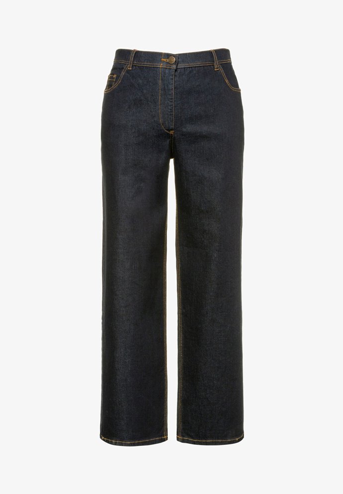 Lehce snížený sed, tmavý odstín denimu a minimum rušivých detailů. kalhoty skvělé pro nejjednodušší, ale dobře padnoucí styling. (Ulla Popken, 1 299 Kč) 