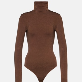 Pod ním herečka nosí body Wolford, 7 490 Kč...