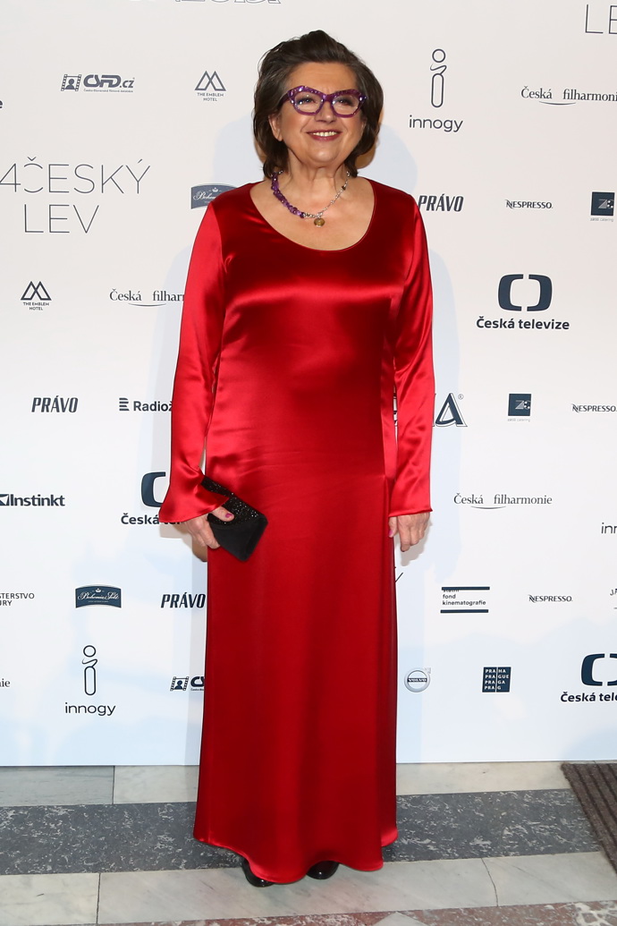 Zuzana Kronerová si s brýlemi doslova hraje. Na České lvy v roce 2018 vynesla fialové krasavice, které ji ladily s náhrdelníkem.