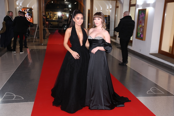 Venis Dao (vlevo) z Love Islandu přišla na premiéru s kamarádkou. Venis oblékla působivé černé šaty s hlubokým výstřihem.