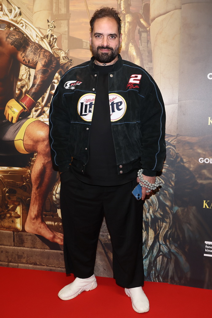 Hudebník Jiří Burian alias Kapitán Demo zaujal především černou motorkářskou bundou s nášivkami. Outfit doplnil bílými teniskami.