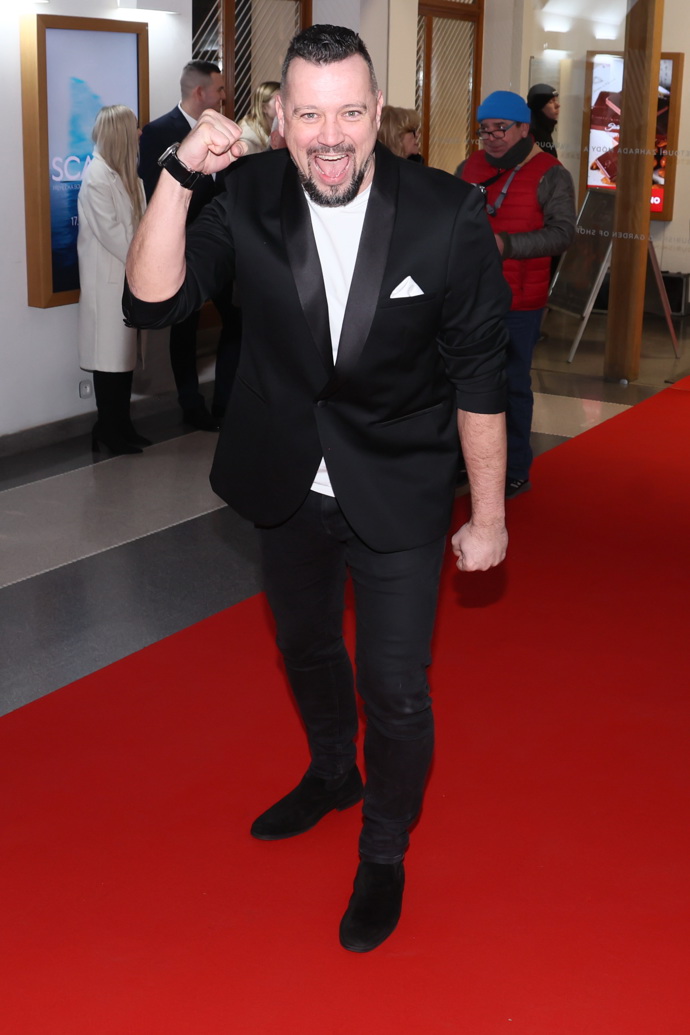 Moderátor Michal Kavalčík se na premiéru oblékl, jak se sluší a patří. Zvolil černé sako s bílým kapesníčkem v klopě, černé džíny a bílé tričko.