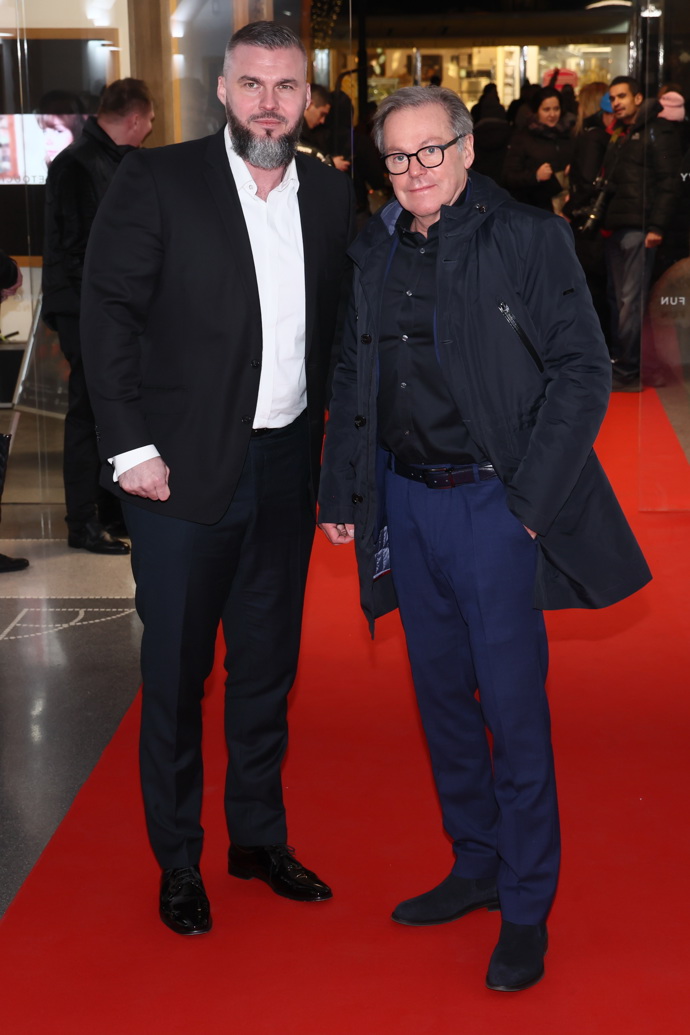 Partner Lucie Bílé Radek Filipi přišel v bílé košili a černém obleku.