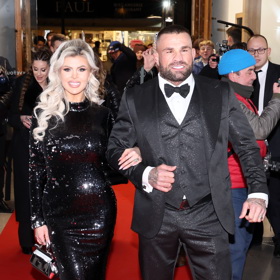 Karlosova manželka Lela na poslední chvíli měnila šaty - původně měla přijít v bílém modelu jako Marilyn Monroe.