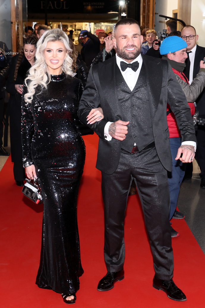 Karlosova manželka Lela na poslední chvíli měnila šaty - původně měla přijít v bílém modelu jako Marilyn Monroe.