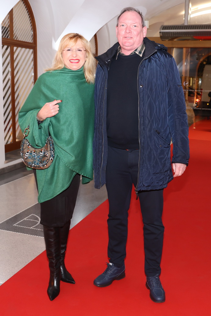 Moderátorka Štěpánka Duchková jako jediná oblékla výraznější barvu. Přes černé šaty přehodila zelený pléd.