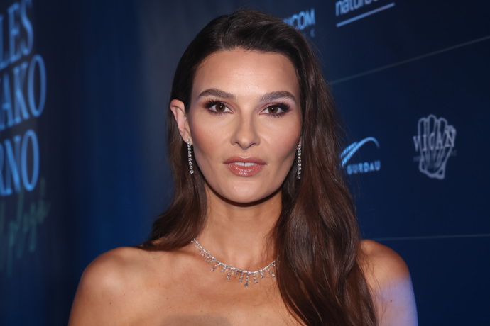 Diamantové náušnice Nikol Švantnerové v bližším detailu.