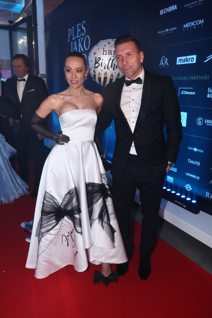 Na Ples jako Brno 2024 vynesla módní návrhářka Zuzana Lešák Černá krásné šaty doplněné vysokými rukavičkami. Tento doplněk by neměl chybět u dress codu White tie.