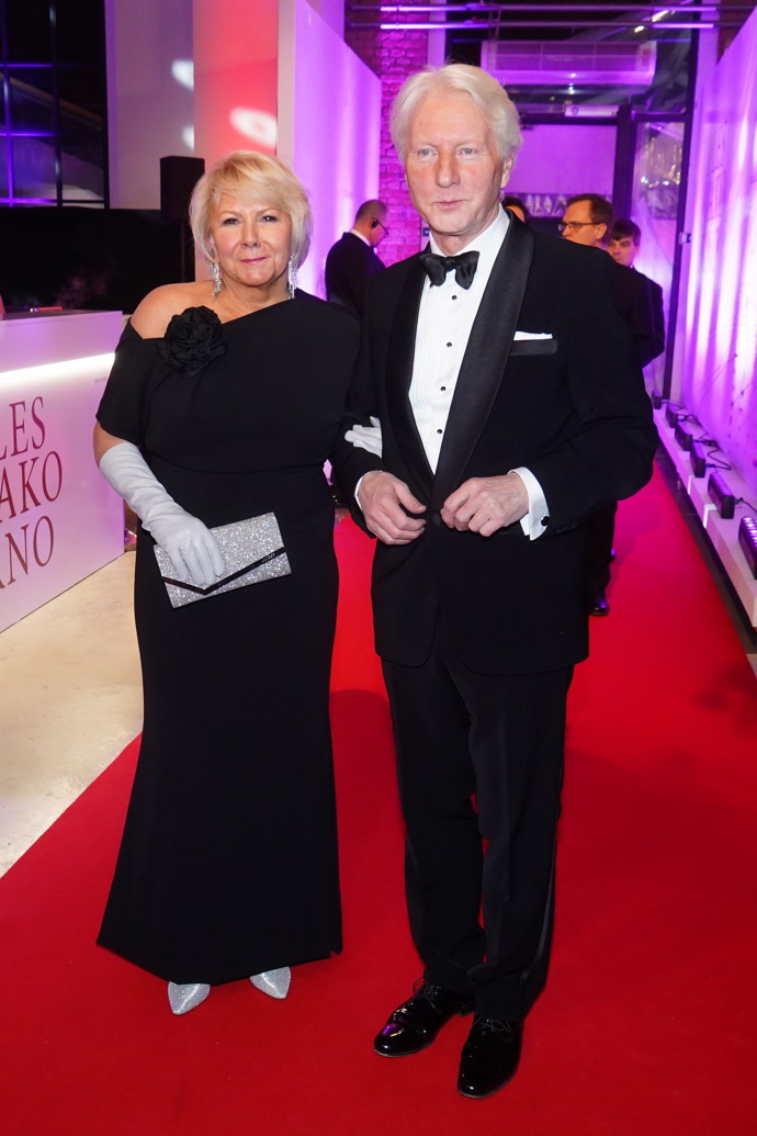 Manželka Mistra etikety Ladislava Špačka Eva doplnila strohou černou róbu elegantními rukavičkami.