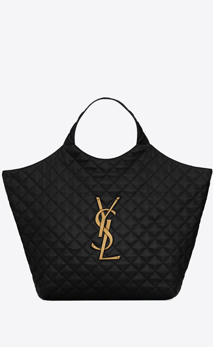 Další z velmi ikonických tvarů kabelky typu shopper. Prošívaná kráska značky Yves Saint Laurent. Pořizovací cena velkého modelu z jehněčí kůže je téměř sto tisíc korun.