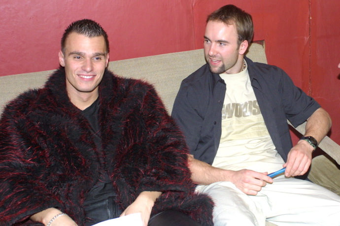 Nosil krátké nagelované bodliny a nezbytné kožichy.