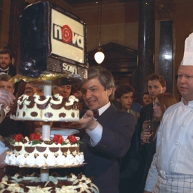 Vladimír Železný zahájil první vysílání TV Nova.