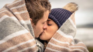 Imunitu významně posiluje také líbání. Dochází u něj k přenosu bakterií a tělo se díky tomu stává odolnějším.