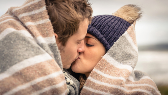 Imunitu významně posiluje také líbání. Dochází u něj k přenosu bakterií a tělo se díky tomu stává odolnějším.