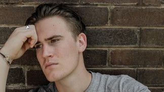 Radovan (21): Táta mě nutí usmířit se s prarodiči. Ti dva si ale potom, co naší rodině provedli, žádný respekt nezaslouží
