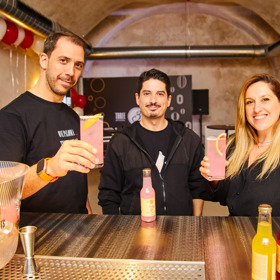 Three Cents má původ v Řecku.