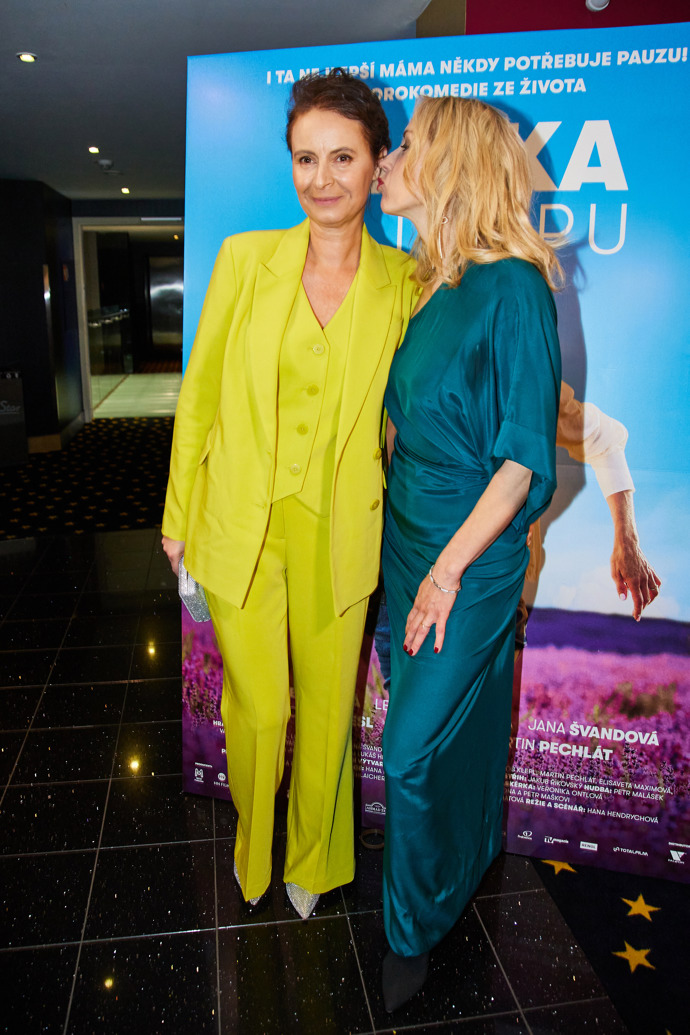 Herečky Lenka Dolanská Vlasáková (vlevo) a Petra Hřebíčková (vpravo) na premiéře filmu Matka v trapu.