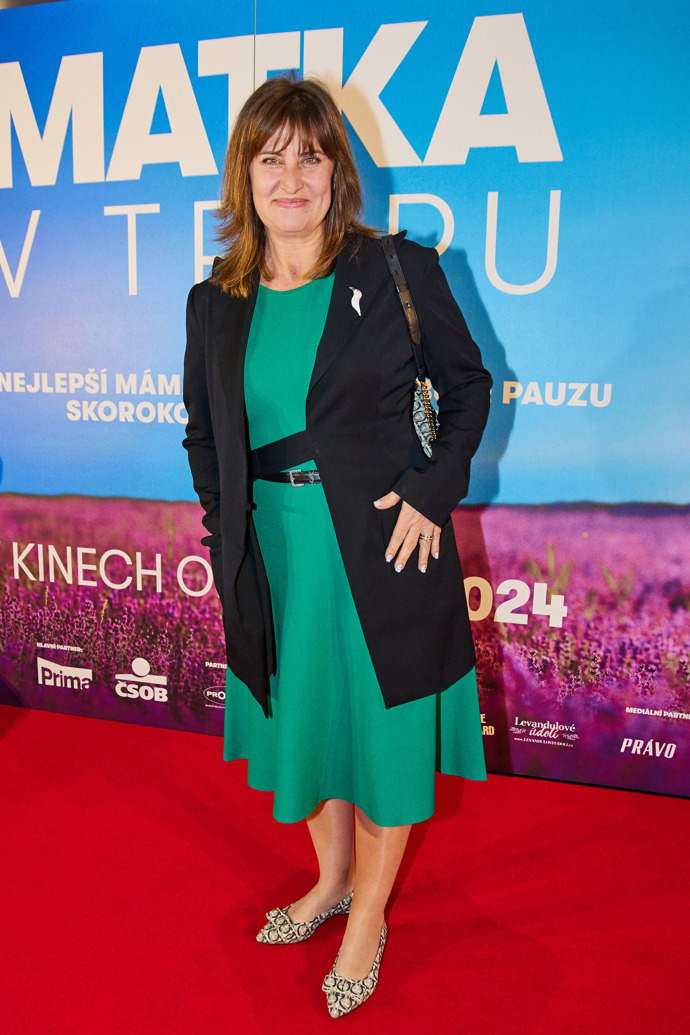 Zdeňka Pohlreichová vyrazila na filmovou premiéru v dlouhém tmavě modrém sáčku, které kombinuje se zelenými šaty.