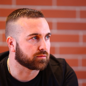 Václav Kočka je v obklopení žen. Manželka Nicol mu porodila krásné tři dcery.