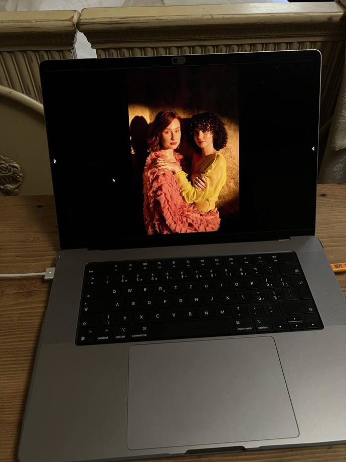 Obě herečky, Natálii Halouzkovou a Dariju Pavlovičovou, oblékala česká módní značka On The Boat.