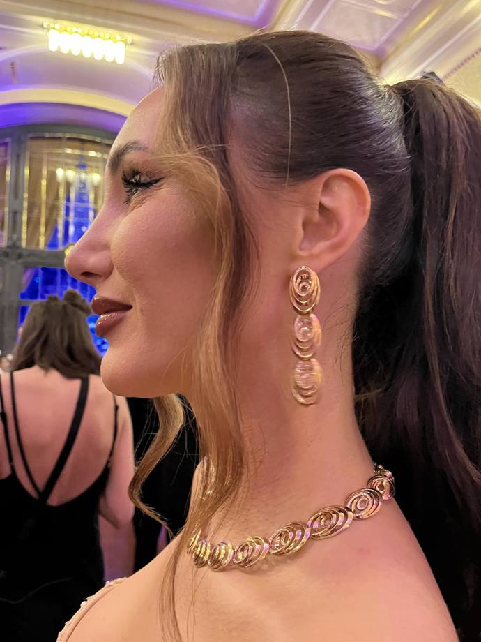 Modelka a prezidentka Miss Czech republic Taťána Makarenko vynesla opulentní zlaté šperky z italského klenotnictví Gismondi.