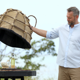 Ondřej Novotný ukazuje výhru v podobě jídla.