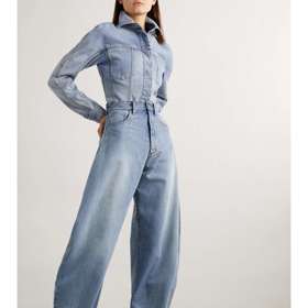 Barrel jeans ve své esenciální podobě. To je model luxusní značky Alaïa. Do detailu ale předvádí, jak dovedou být tyto džíny elegantní. (1 270 dolarů)