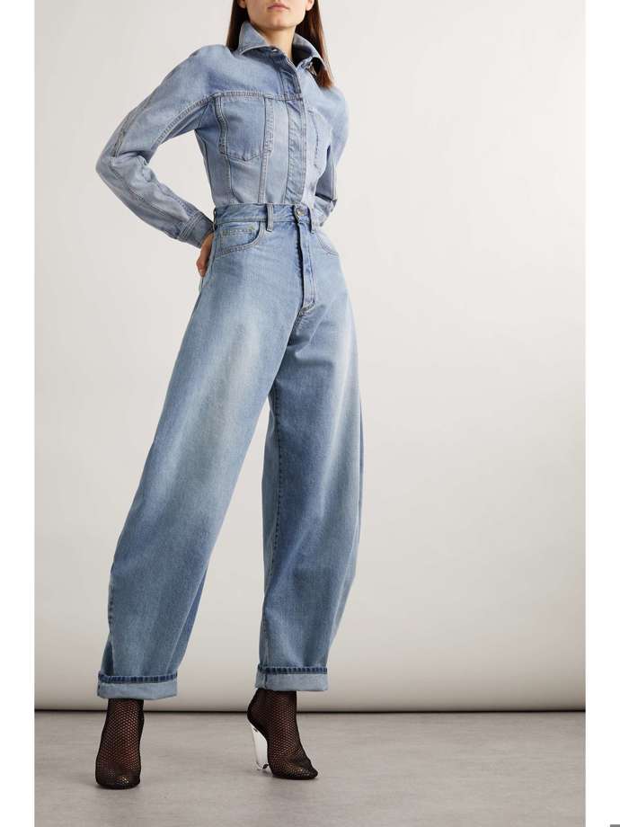 Barrel jeans ve své esenciální podobě. To je model luxusní značky Alaïa. Do detailu ale předvádí, jak dovedou být tyto džíny elegantní. (1 270 dolarů)